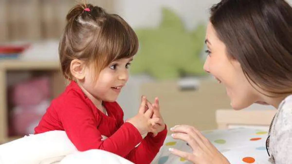 Niña hablando